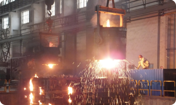 Заливка жидкой стали в форму для корпуса насоса