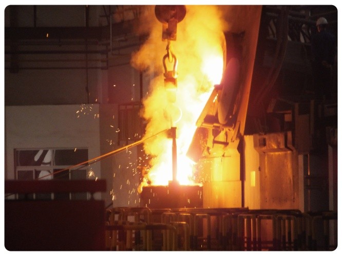 Электропечь в сталелитейном цехе